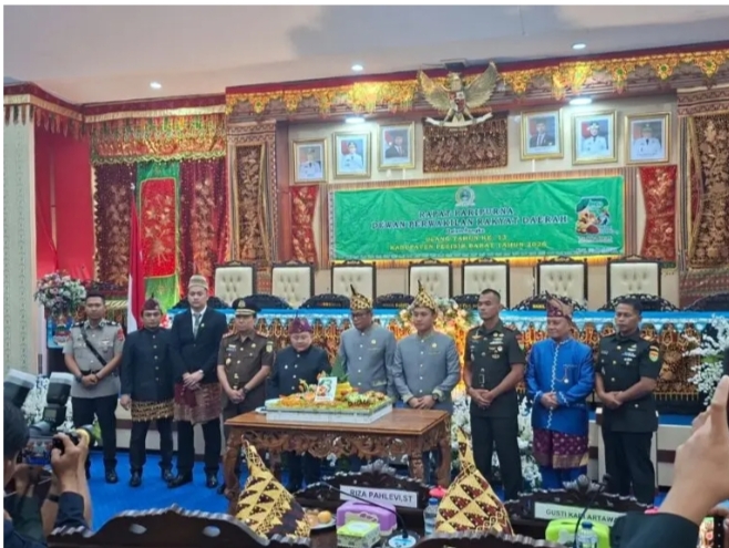 DPRD PESISIR BARAT GELAR RAPAT PARIPURNA ISTIMEWA PERINGATI HUT KE-13 KABUPATEN PESISIR BARAT
